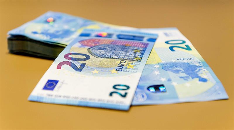El euro baja a 1,1658 dÃ³lares
